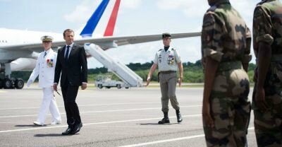«Macron est le père Noël des riches» : l'opposition se saisit d'un petit mot du président Macron Guyane