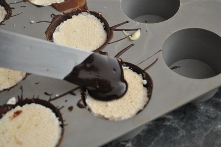 Recette Facile | Bouchées marbrées chocolat orange sur coussin de meringue