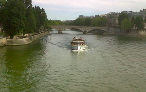 Visit Paris by boat - Bateaux Mouche ®Esther a Paris