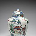 Époque Ming (1368-1644). <b>Potiche</b> <b>couverte</b> en porcelaine à décor en bleu sous <b>couverte</b> et émaux rouges, jaunes et vert dit « wuca