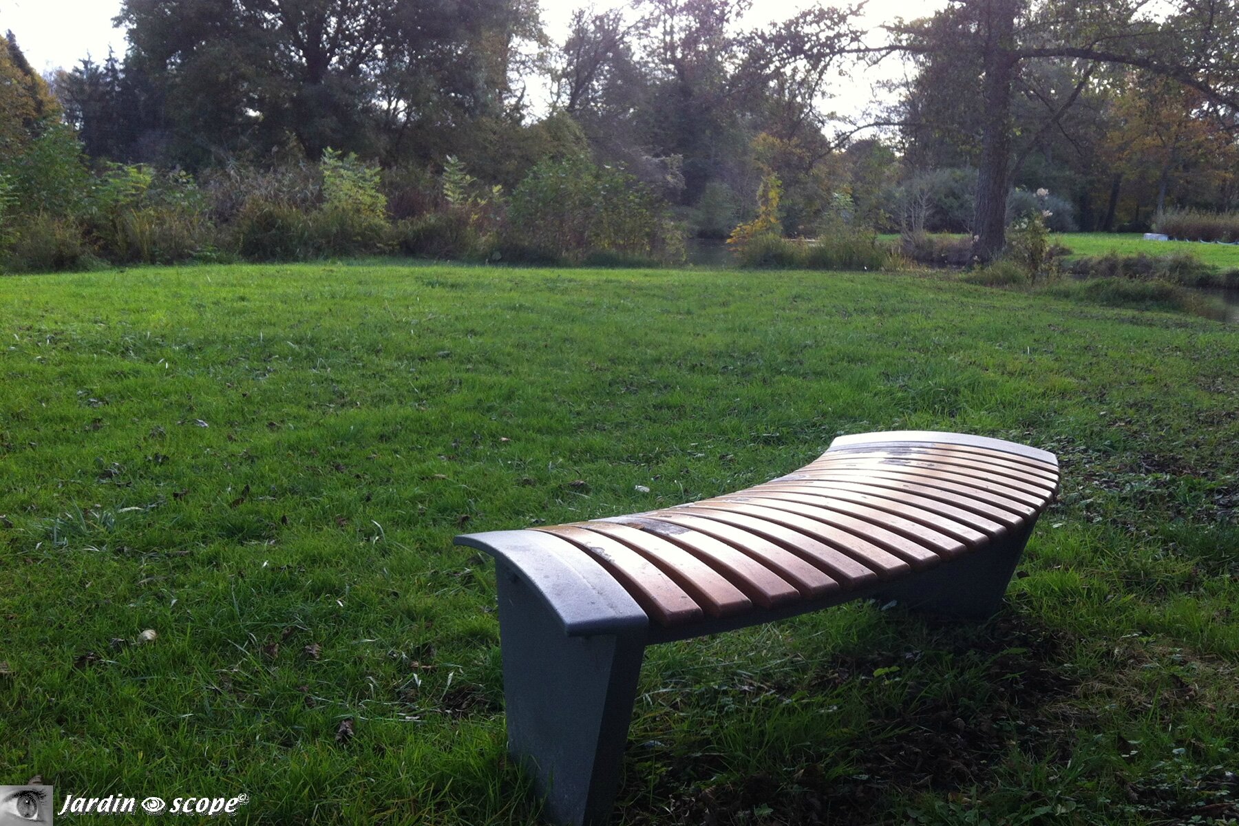 Banc en arc de cercle au bord de la Bionne à Boigny (45)