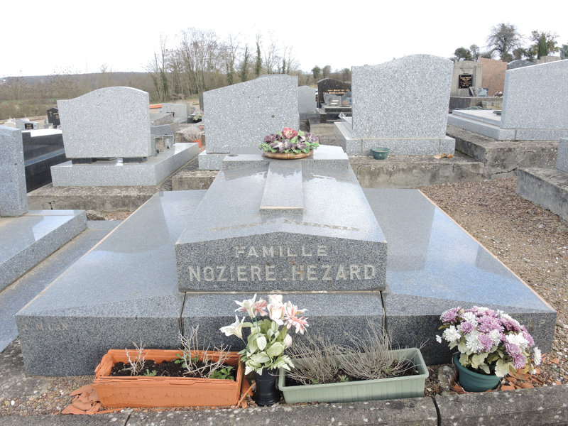 Neuvy-sur-Loire, tombe de Violette Nozière (58)