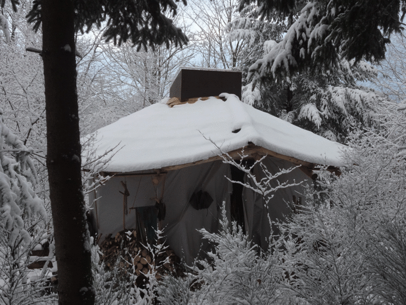 Photo-Yourte-sous-la-neige-en-hiver-Marc-Freukes