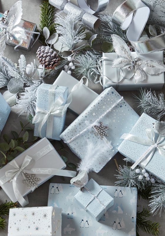 bandm_xmas_2021_silver_paper_gift