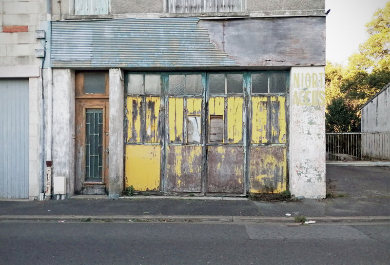 Portes jaunes ancien garage Niort ym 240122
