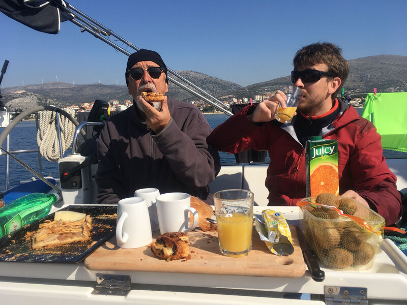 Trogirski Zaiiv, petit déjeuner devant Vranjica, vendredi 20 mars 2020