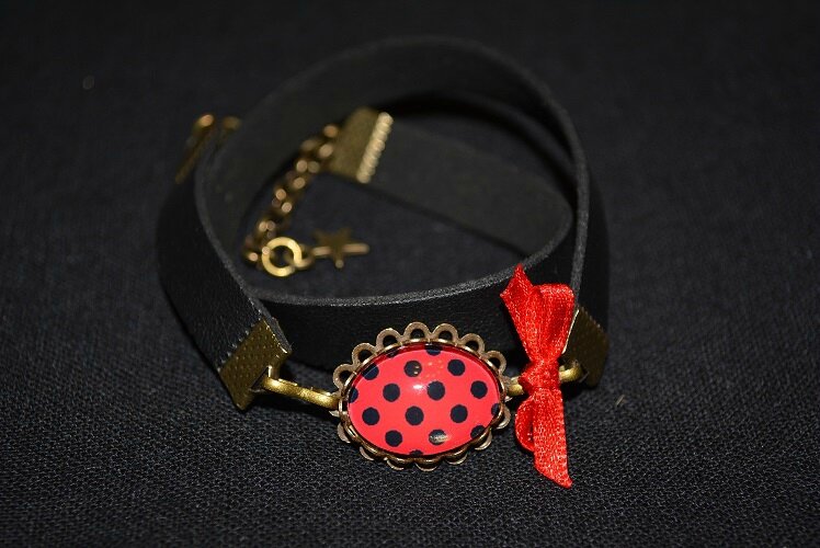 Bracelet cuir poids noir sur rouge