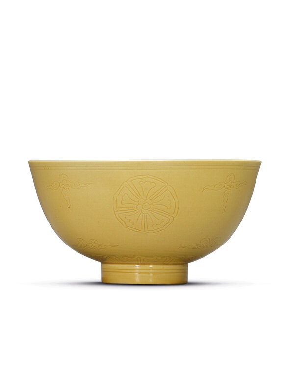 2014_HGK_03371_3291_000(an_incised_yellow-enamelled_floral_medallion_bowl_kangxi_six-character)