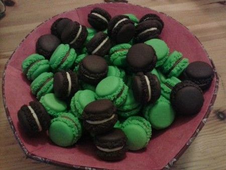 Coupelle_macarons_vert_et_chocolat