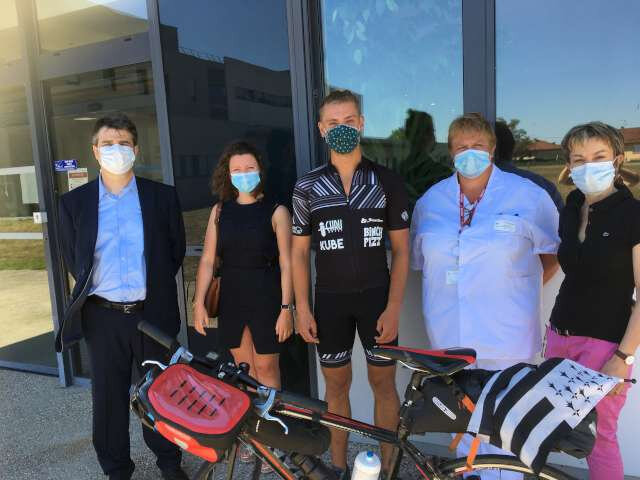 Théo Chenu traverse la France à vélo : il a fait étape à Fleyriat. C’est aussi une façon de rendre hommage aux malades du Covid. 