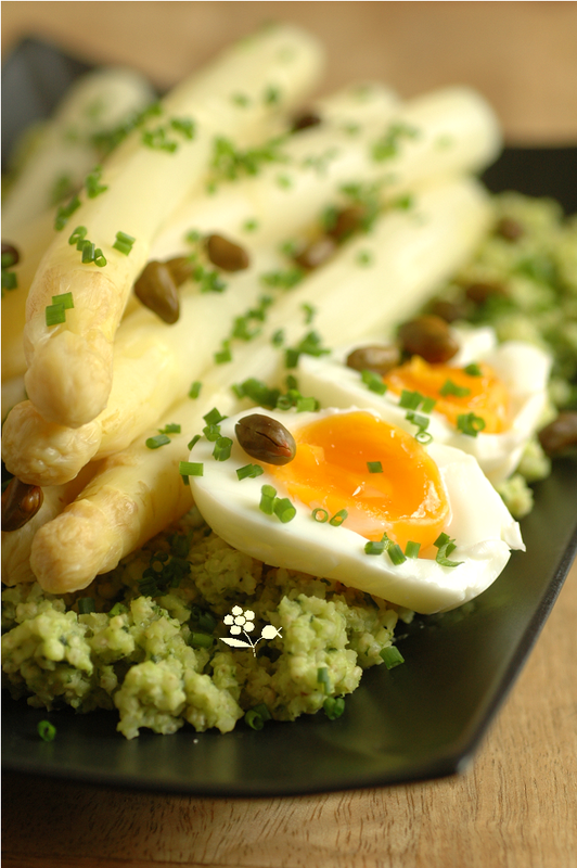 Asperges blanches, millet, oeuf mollet & pesto d'ail des ours
