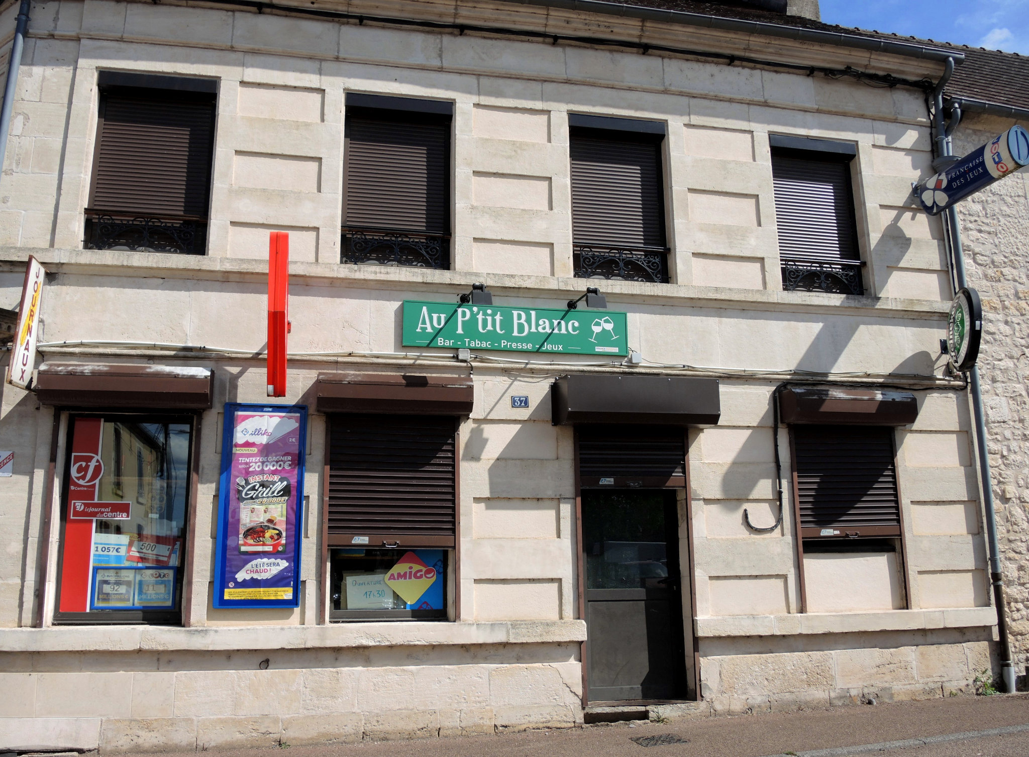 Mesves-sur-Loire, bar Au p'tit blanc (58)