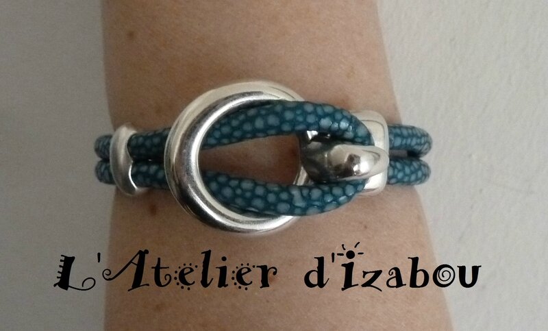 P1160452 Bracelet femme cuir serpent bleu turquoise et fermoir crochet