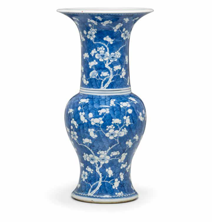 A blue and white baluster vase, Kangxi period (1662-1722)