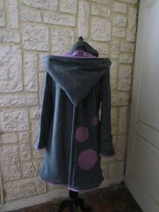 manteau de portage gris et violet bulles