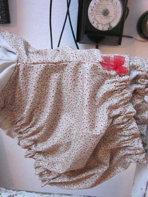 Culotte BIANCA en coton beige à fleurettes rouge - coton beige fleuri et coton uni beige dans le dos - noeud de mousseline rouge devant et sur les fesses (3)