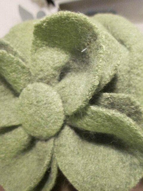 Chapeau AGLAE en laine bouillie vert avec fleur - doublure de lin noir (1)