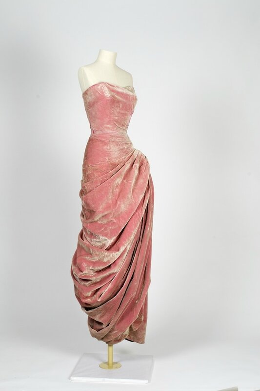 Evening gown in pink velvet by Madame Grès, A/W 1956, loan Galliera, Photo: MoMu