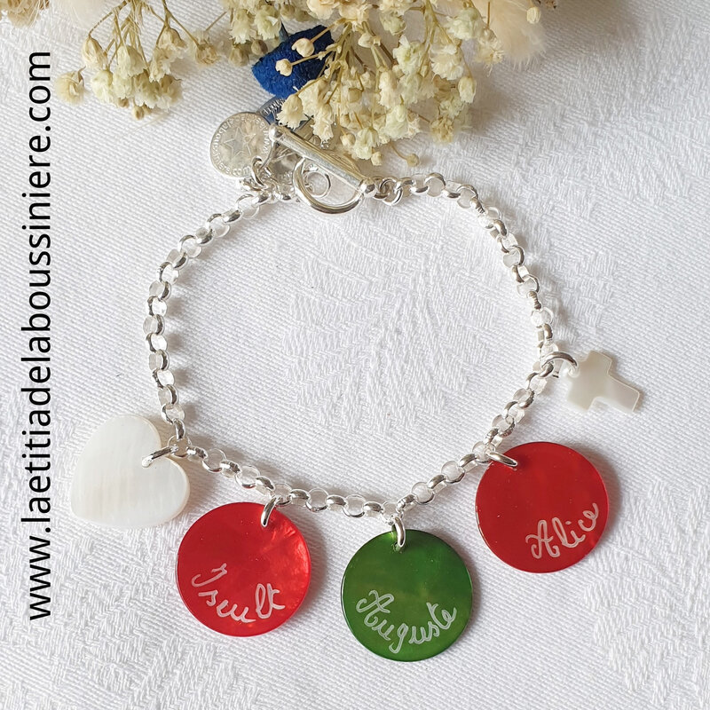 Bracelet personnalisé sur chaîne argent massif maille classique composé d'un coeur en nacre, de 3 médailles en nacre gravées et d'une mini croix en nacre