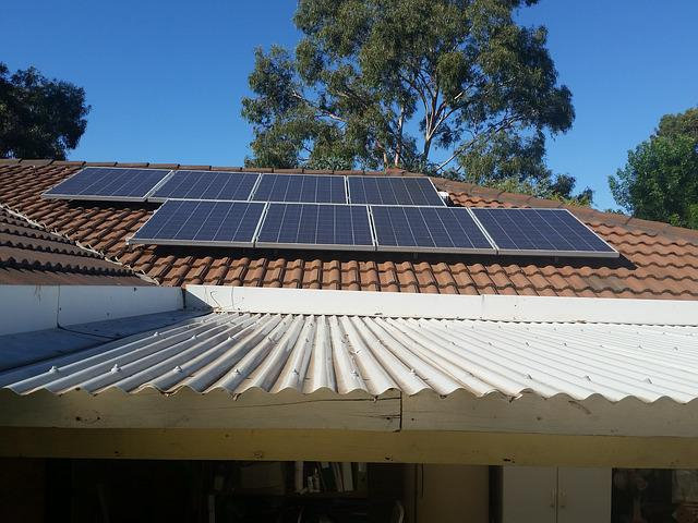 une série de panneaux photovoltaïques sur un toit