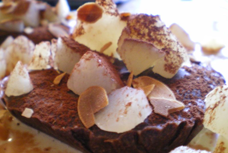 Marquises au chocolat noir et aux poires, crème anglaise à la vanille