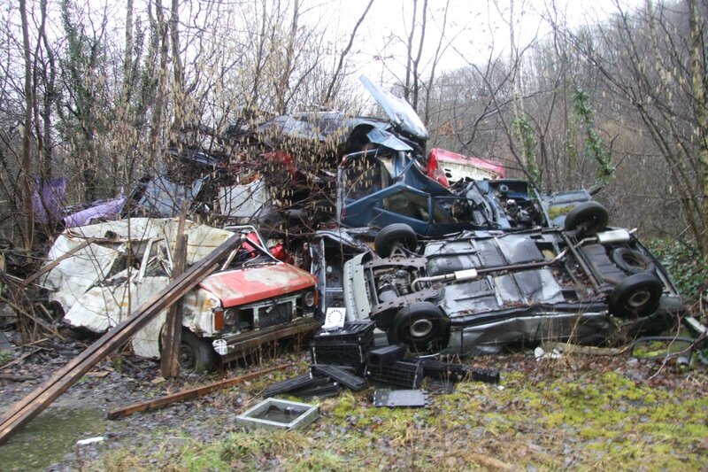 06 - dépôts en tout genre dans une clairière