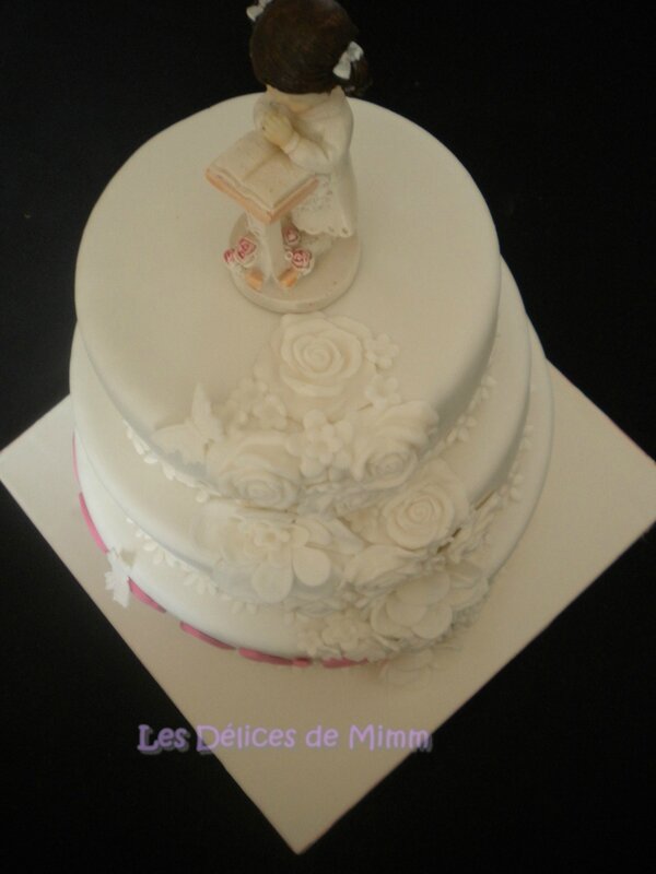 Un gâteau de communion tout blanc en pâte à sucre 10