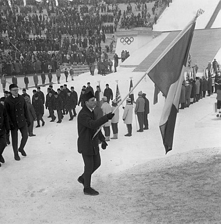 JO 1968 Grenoble Gilbert Poirot Porte-drapeau