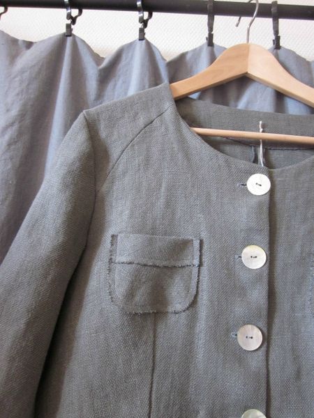 Veste courte à la taille, ceintrée, en lin épais gris avec poches plaquées effilochées, découpes épaules et boutons de nacre - taille XL (9)
