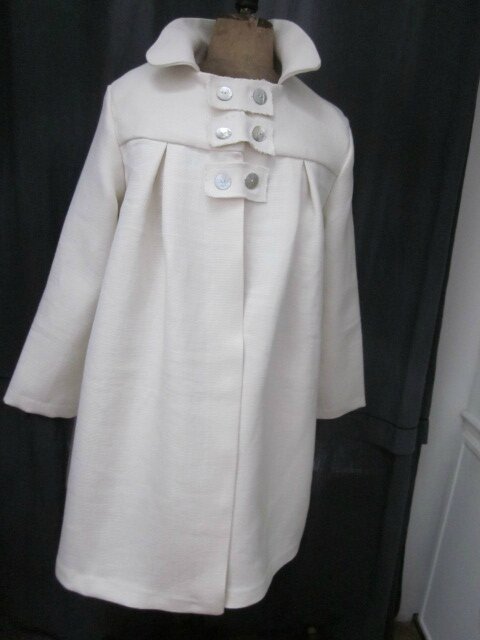 Manteau AGLAE en lin épais blanc cassé fermé par 3 pattes de boutonnage ornées de 2 boutons de nacre chacune (2)