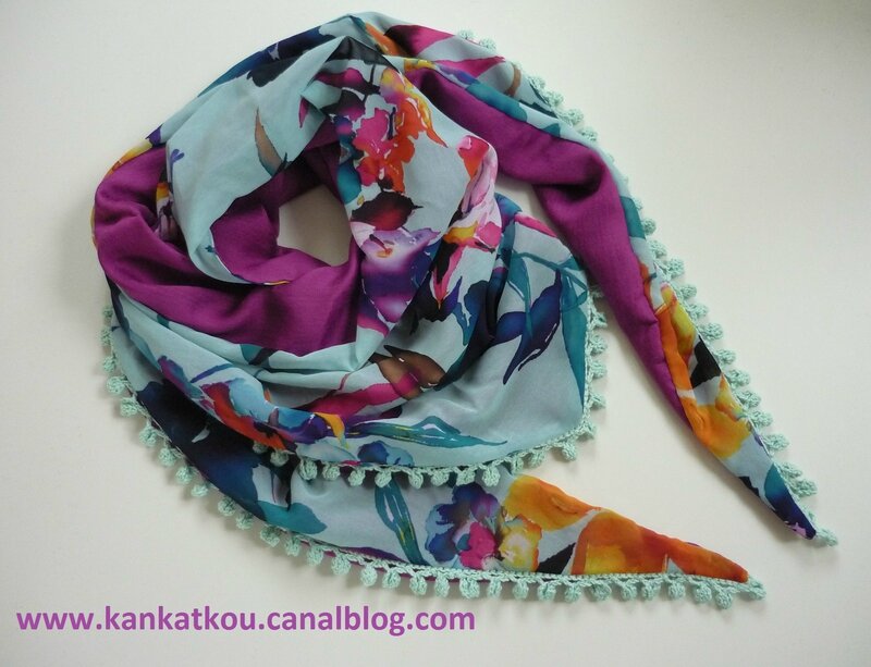 P1300790 foulard à pompons