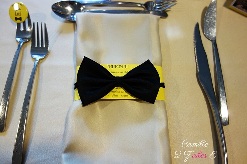 menu rond serviette bandeau jaune noeud papillon marque-place badge jaune noir 1