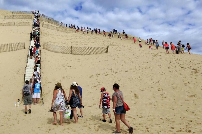 monter-sur-la-dune-du-pyla-un-choix-s-impose-par-l-escalier-ou-directement-dans-le-sable-a-vous-de-choisir