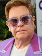 elton-john-en-colere-le-chanteur-pousse-un-coup-de-gueule-contre-le-vatican