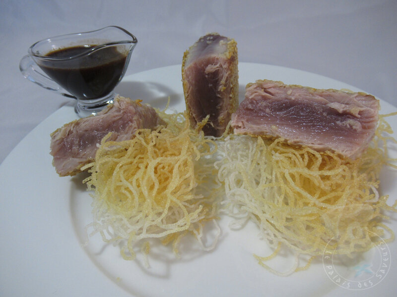 Thon mi-cuit au sésame, sauce à l'orange et vermicelles frits