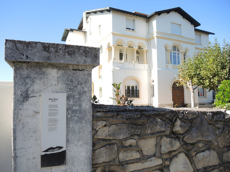 Bidart, Emak Bakia, maison et plaque Man Ray (64)