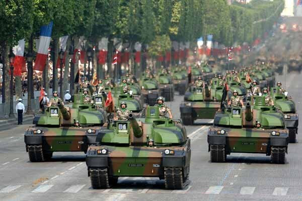 Les contours d'un service national universel obligatoire d'un mois se précisent 14 juillet chars Leclerc