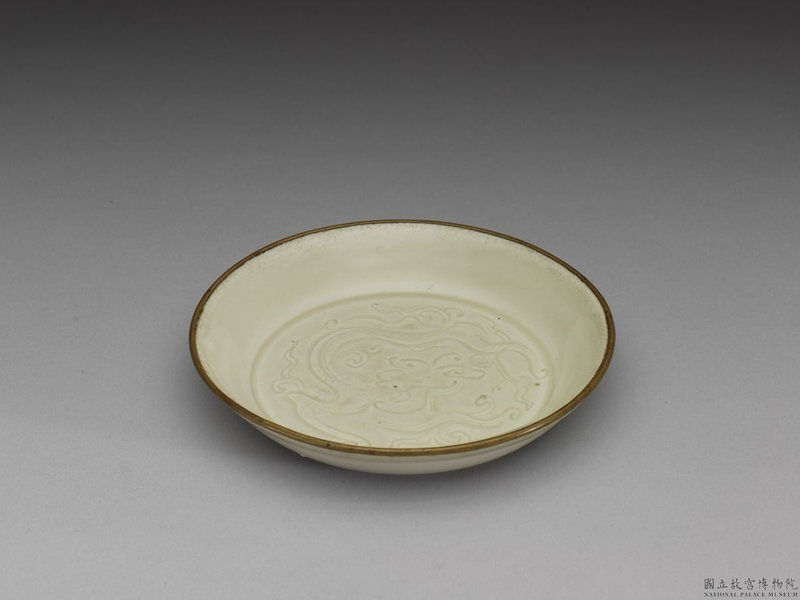 Dish with incised chi-dragon pattern in white glaze, Ding ware, Northern Song-Jin dynasty, 12th-13th century