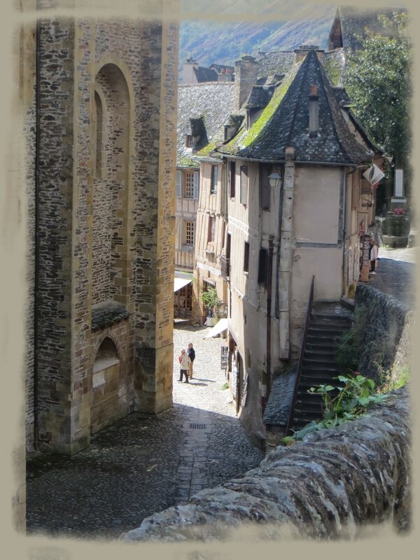 AVEYRON_Conques_ruelle