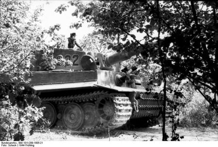 Bundesarchiv_Bild_101I-299-1805-21,_Nordfrankreich,_Panzer_VI_(Tiger_I)