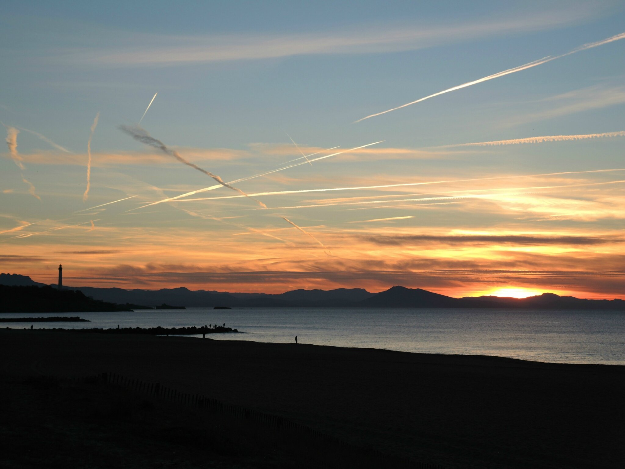 Anglet, plage de Marinella, coucher de soleil et traits de ciel