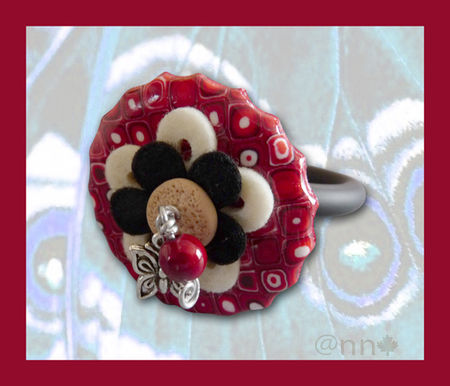 Bracelet_maxi_rond_avec_feutrine_et_breloques_sur_buna_multi_rouge