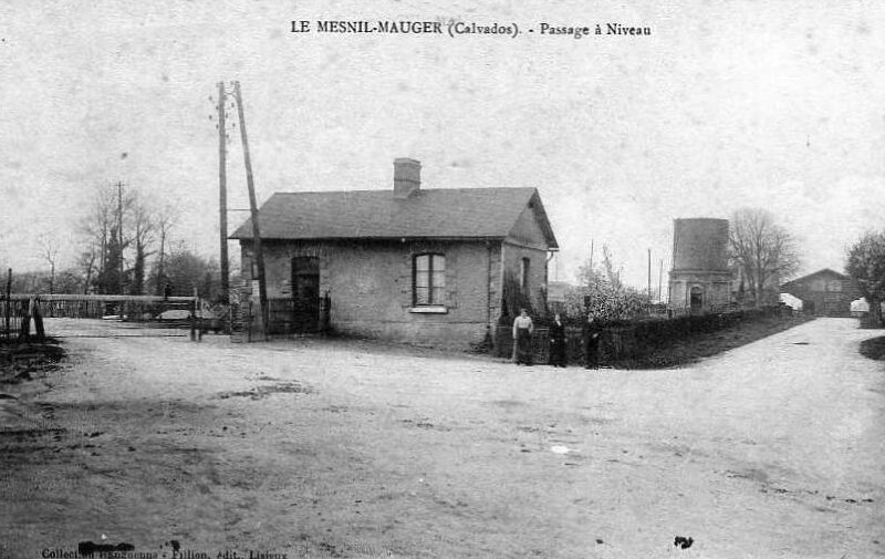 Le Mesnil-Mauger - la gare - passage à niveau