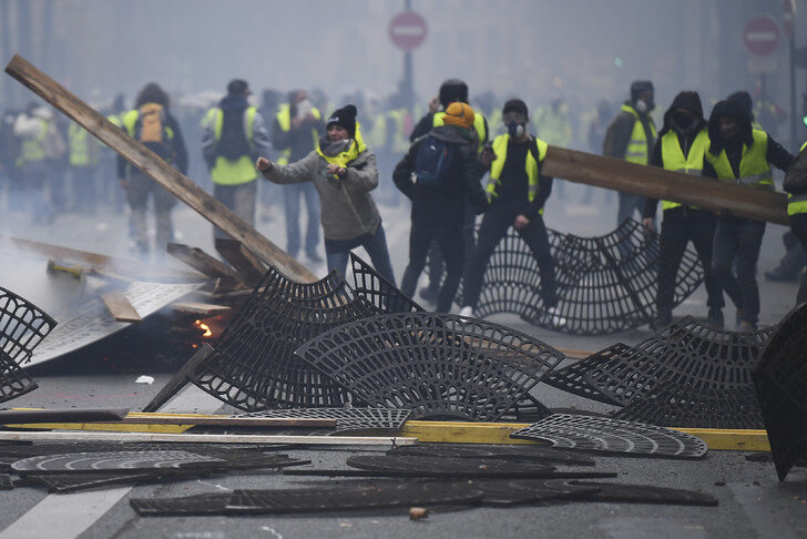 gilets-jaunes-manifestent-emparent-grilles-metal-Paris-1er-decembre-2018_2_728_486