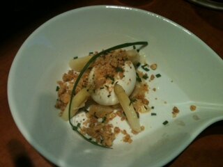 entree asperge, oeuf coeur coulant et crumble