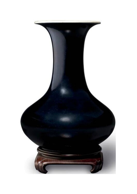 A black-glazed vase, China, Qing dynasty, 18th-19th century