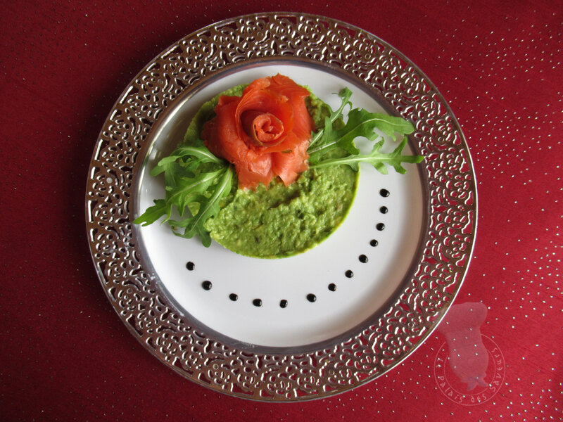 Mousseline d'avocat et sa rose de saumon fumé