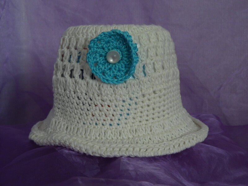 Chapeau coton écru fleur bleue