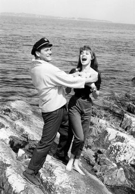 1955-05-festival_de_cannes-avec_eddie_constantine-1