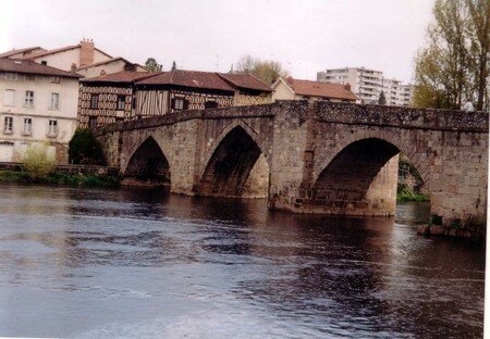 800px_Limoges_bridge_Saint_Martial
